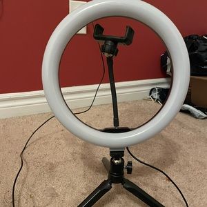 Ring light with 3 shades of lighting and adjustable brightness